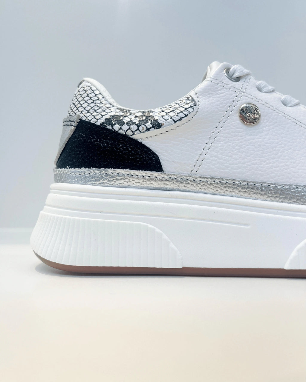 OS211PLA TENIS BLANCO GLAM CON DETALLE PLATEADO