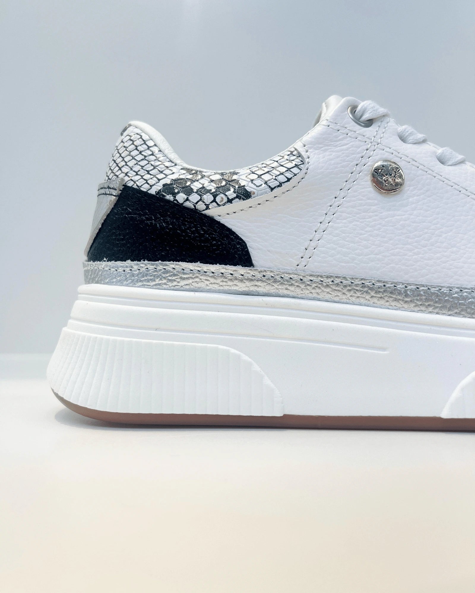 OS211PLA TENIS BLANCO GLAM CON DETALLE PLATEADO