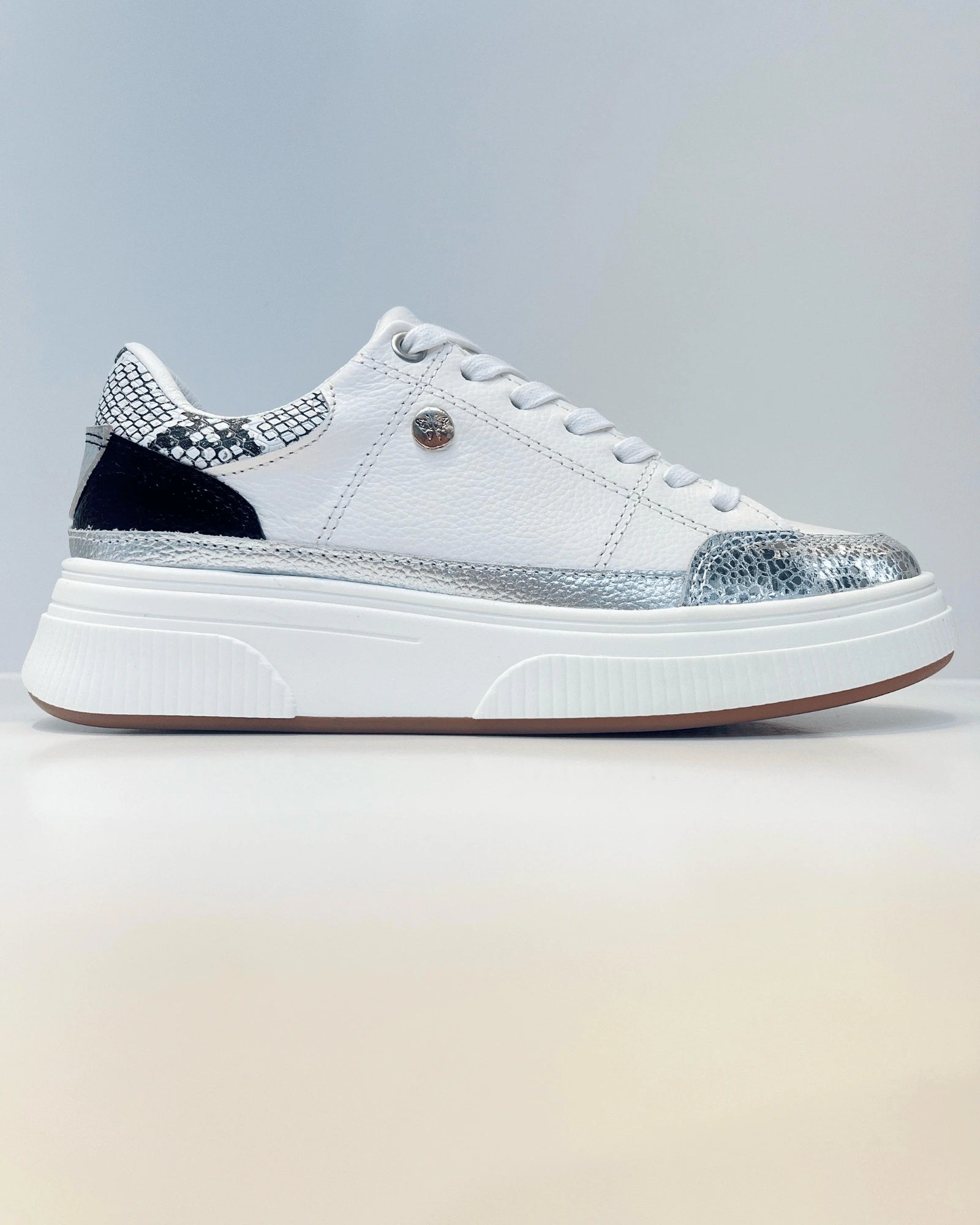 OS211PLA TENIS BLANCO GLAM CON DETALLE PLATEADO