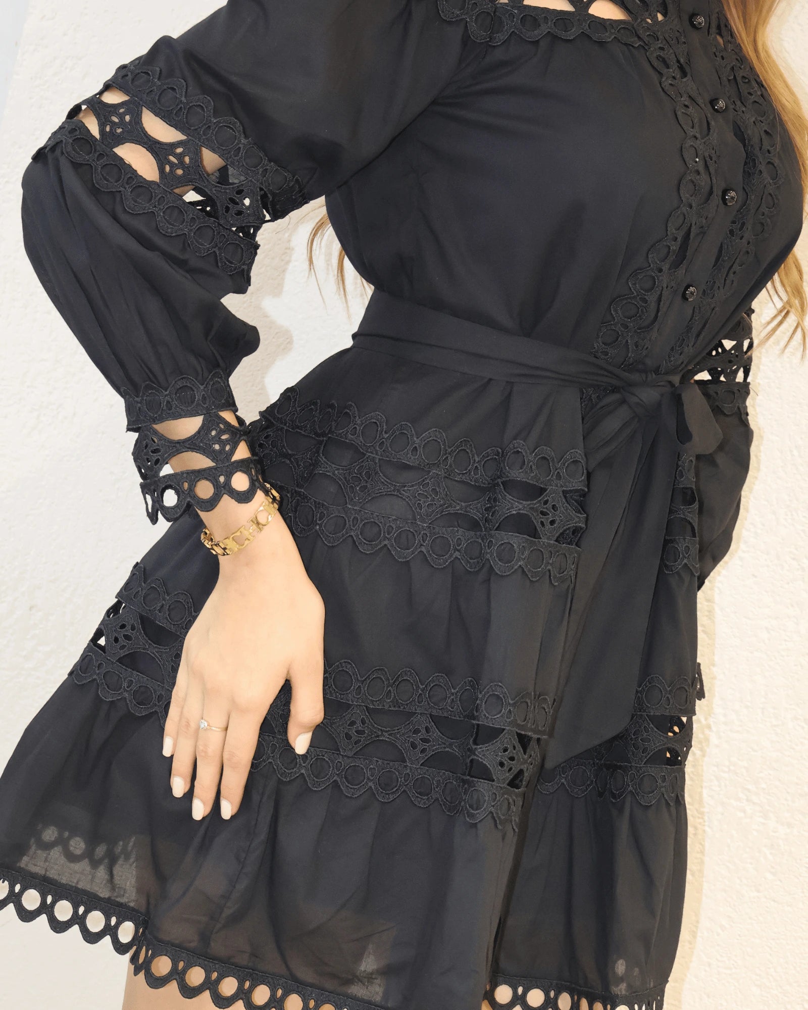 VESTIDO MINI NEGRO CON DETALLES CALADOS