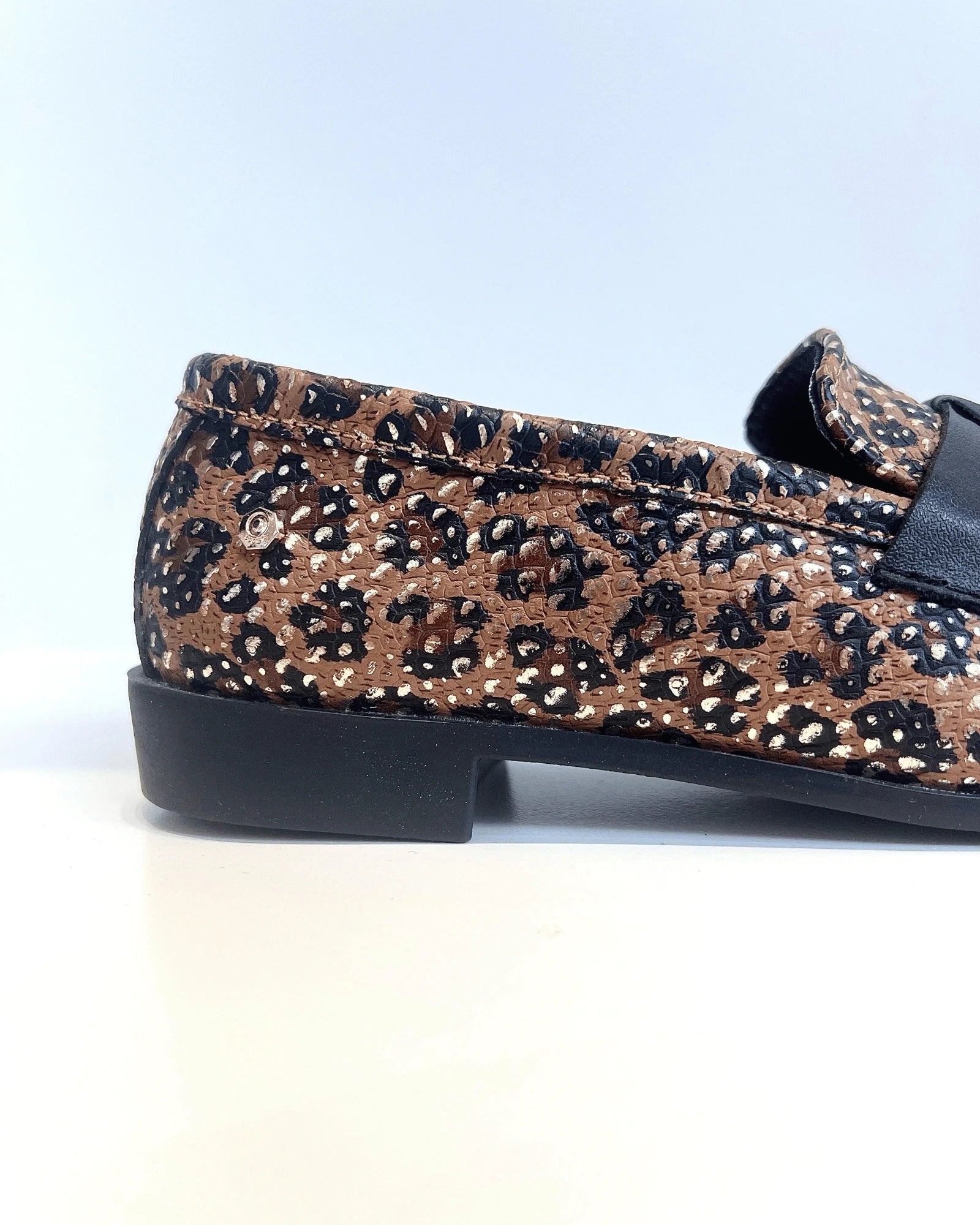 MOCASIN ANIMAL PRINT CON BORLAS