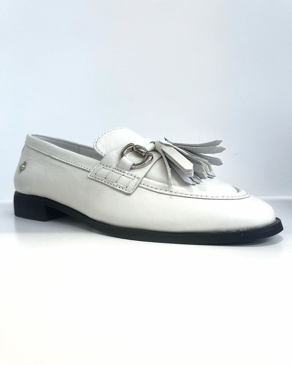 MOCASIN CLASICO TALCO CON BORLAS HERRAJE DORADO