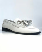 MOCASIN CLASICO TALCO CON BORLAS HERRAJE DORADO