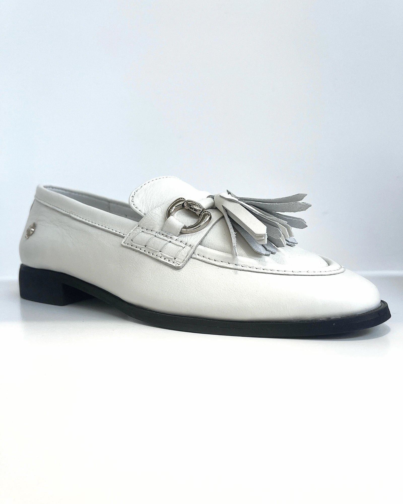 MOCASIN CLASICO TALCO CON BORLAS HERRAJE DORADO