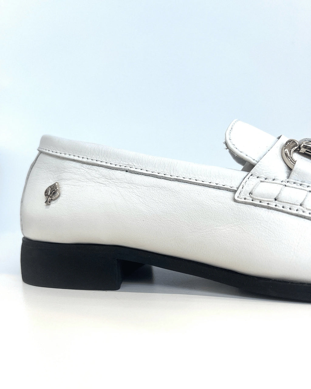 MOCASIN CLASICO TALCO CON BORLAS HERRAJE DORADO