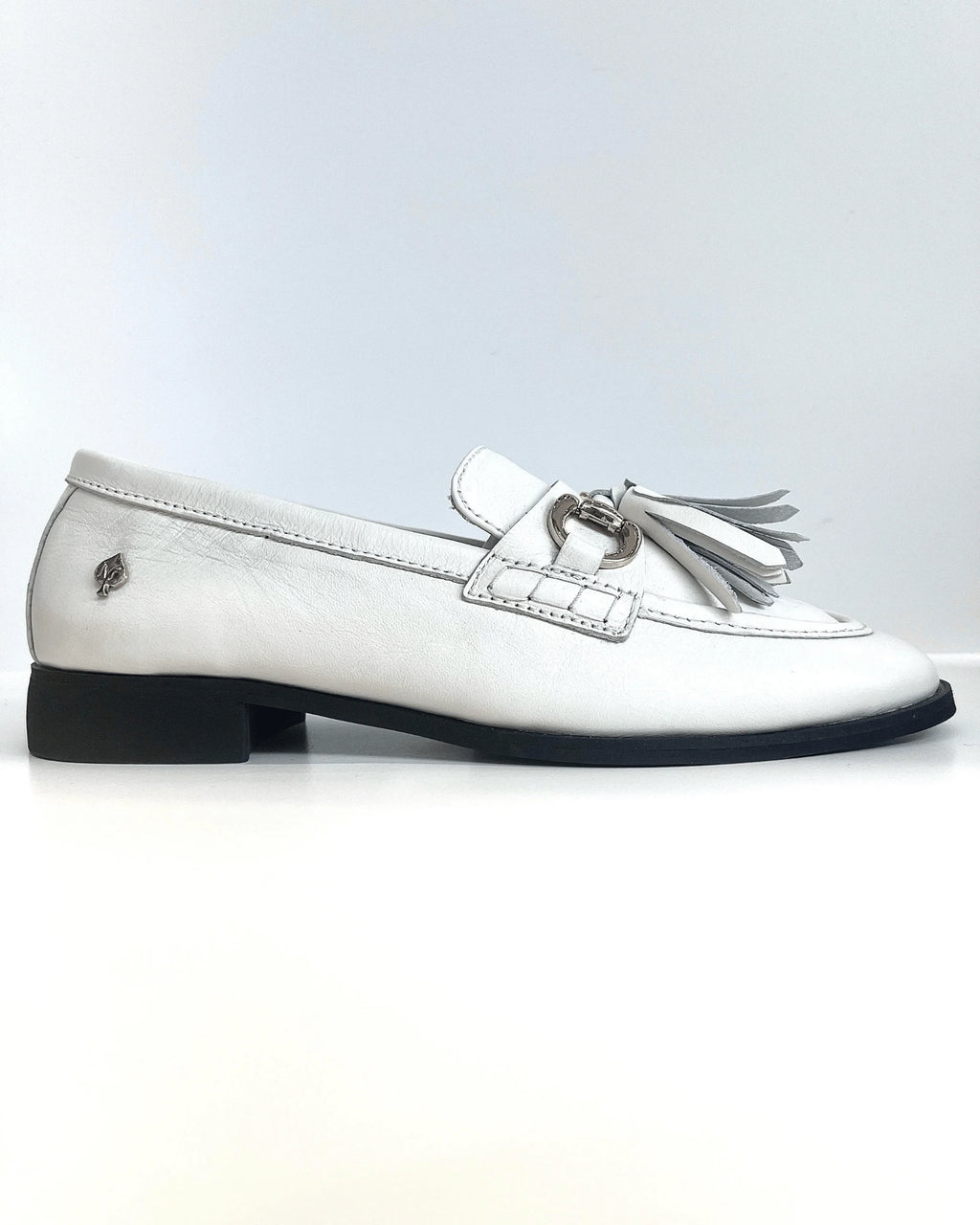 MOCASIN CLASICO TALCO CON BORLAS HERRAJE DORADO