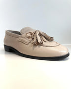 MOCASIN CLASICO TAUPE CON BORLAS HERRAJE DORADO