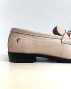 MOCASIN CLASICO TAUPE CON BORLAS HERRAJE DORADO
