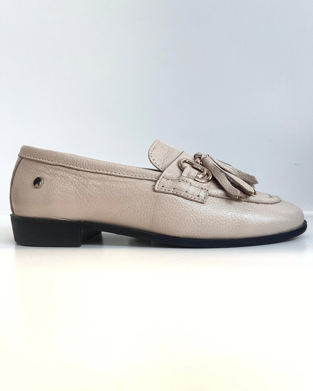 MOCASIN CLASICO TAUPE CON BORLAS HERRAJE DORADO
