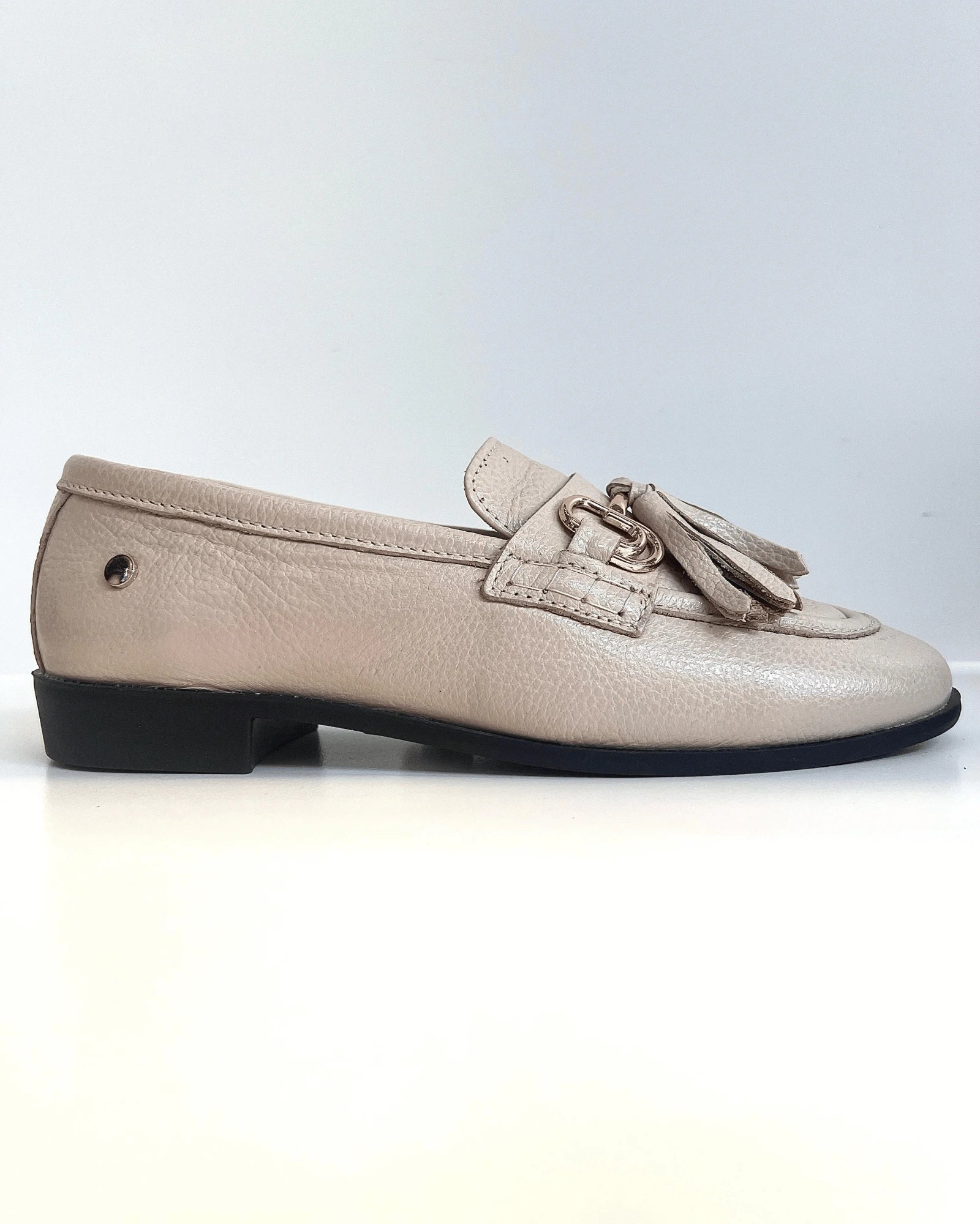MOCASIN CLASICO TAUPE CON BORLAS HERRAJE DORADO