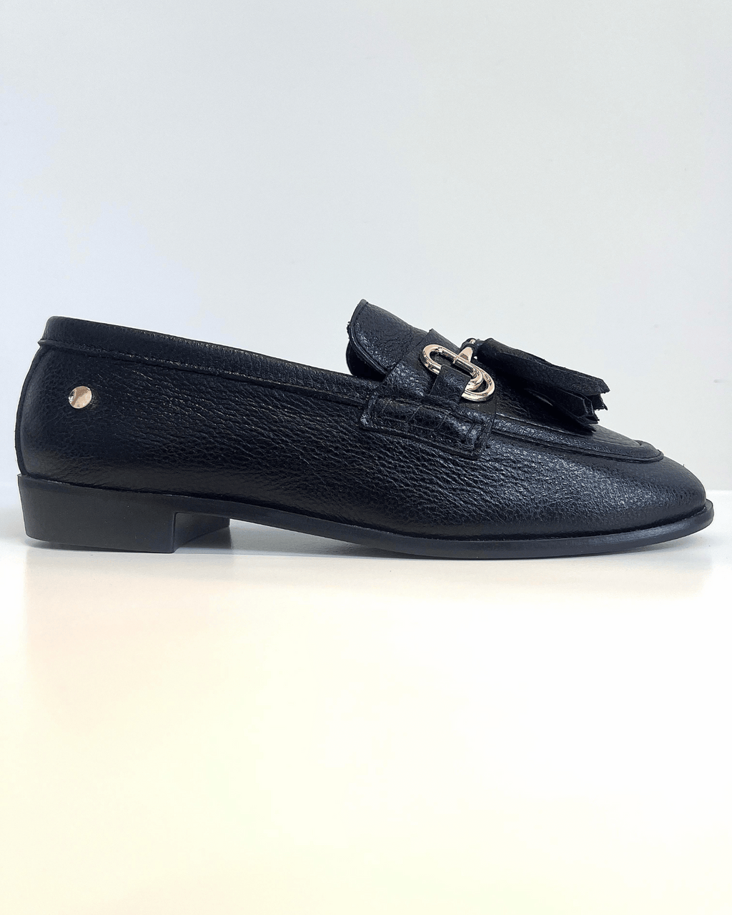 MOCASIN CLASICO NEGRO CON BORLAS HERRAJE DORADO
