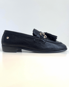 MOCASIN CLASICO NEGRO CON BORLAS HERRAJE DORADO