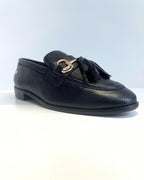MOCASIN CLASICO NEGRO CON BORLAS HERRAJE DORADO