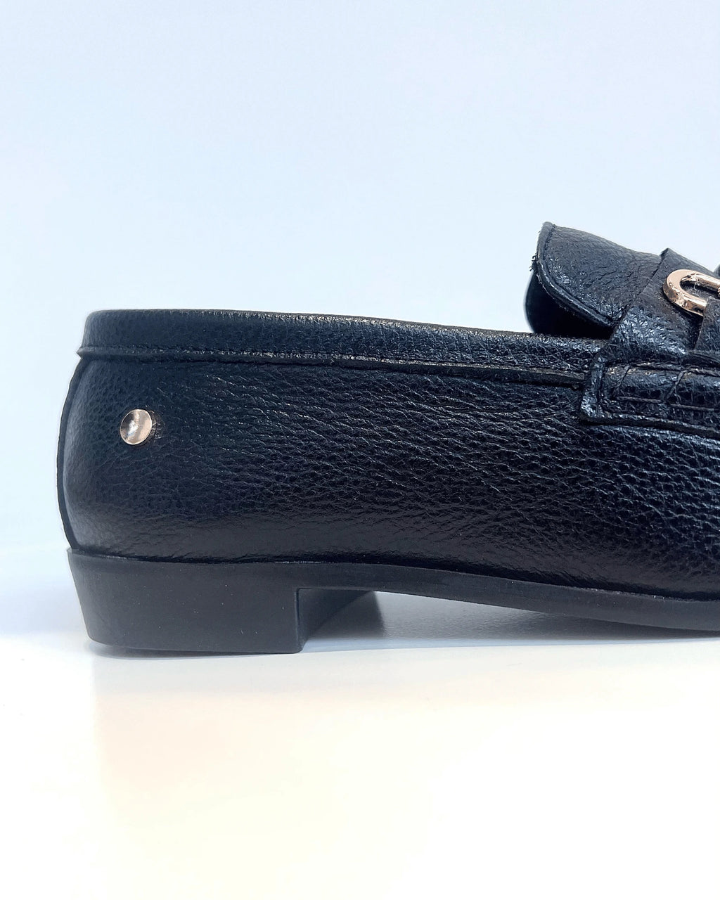 MOCASIN CLASICO NEGRO CON BORLAS HERRAJE DORADO