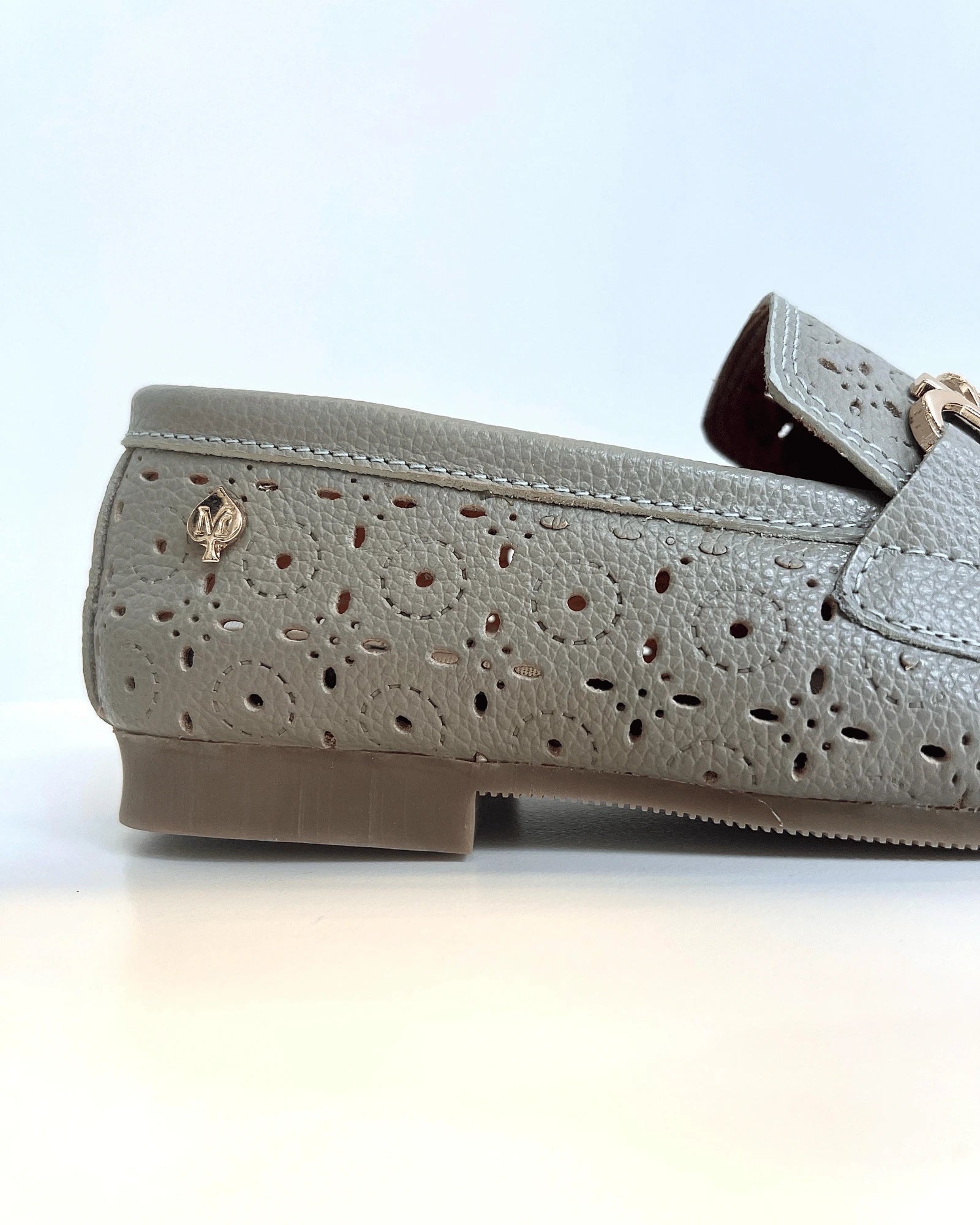 MOCASIN EN CUERO CALADO PISTACHO