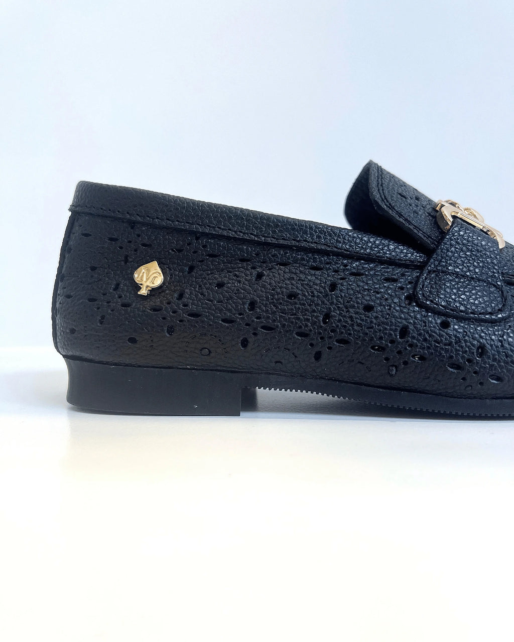 MOCASIN EN CUERO CALADO NEGRO