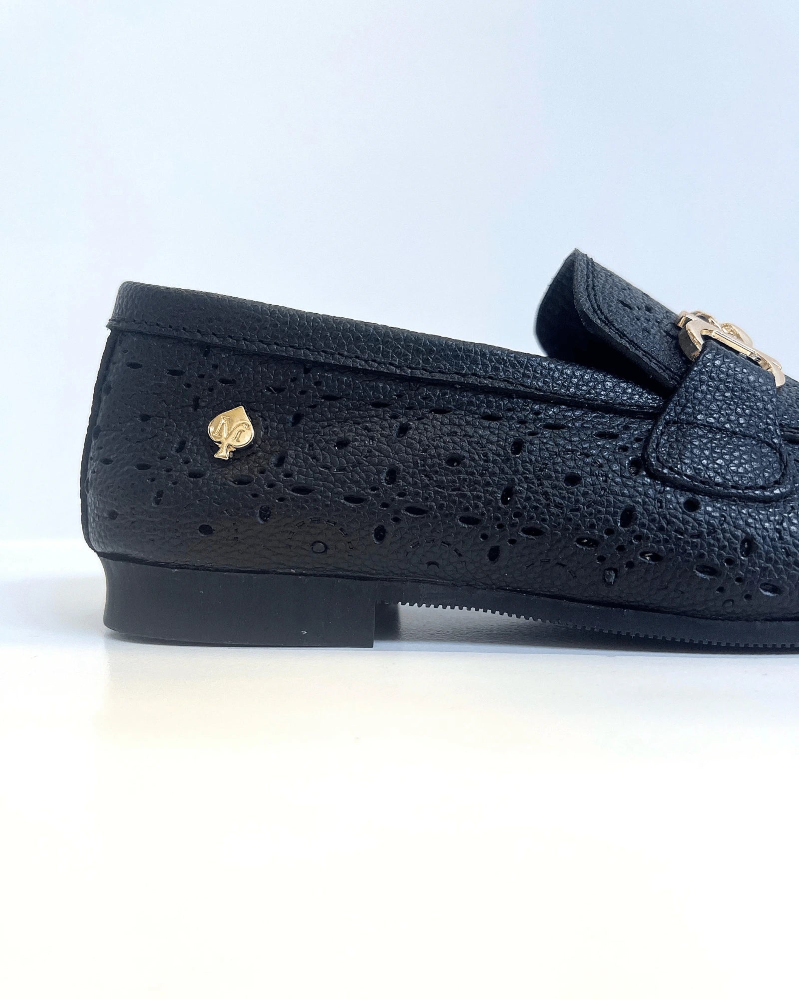 MOCASIN EN CUERO CALADO NEGRO