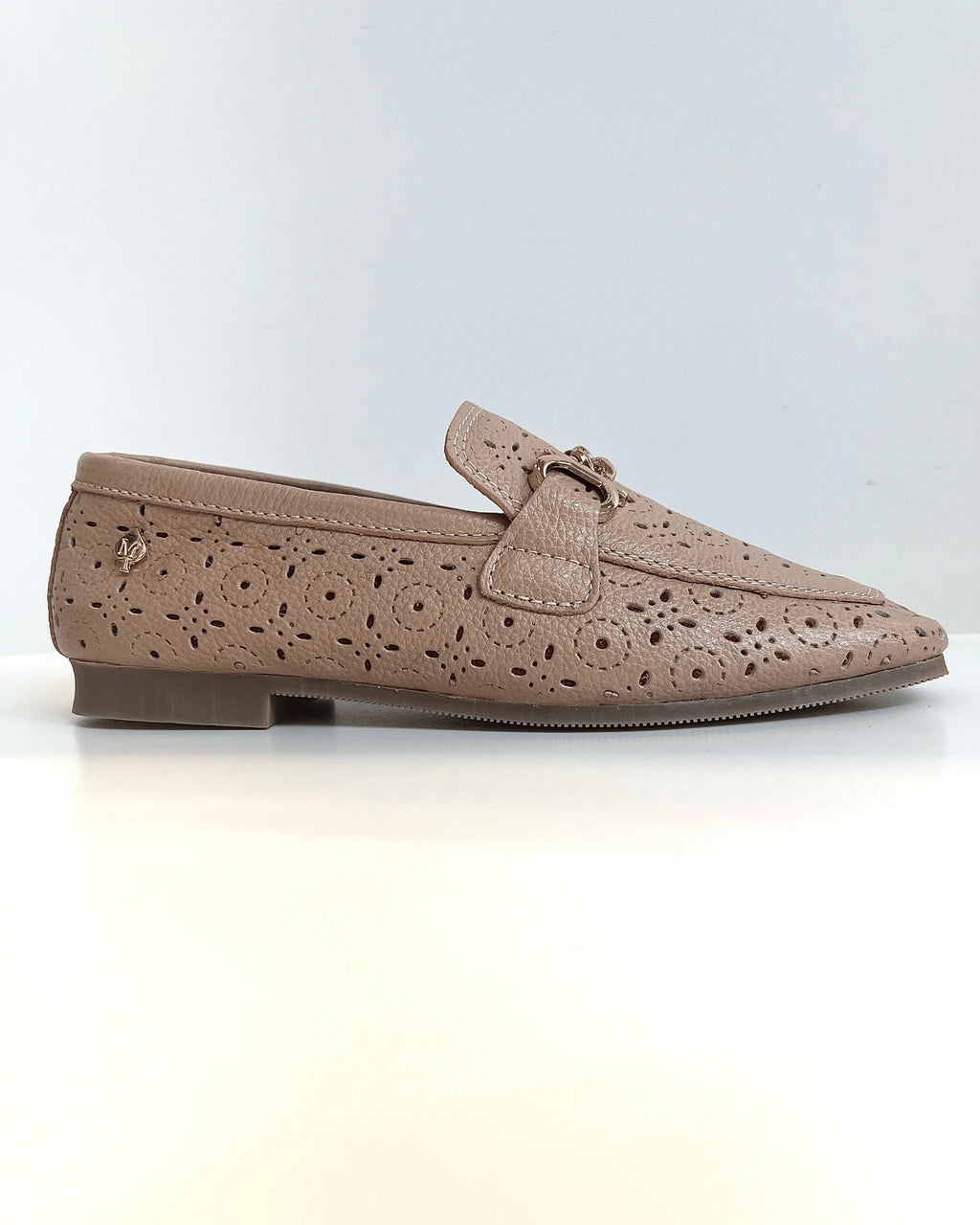 MOCASIN EN CUERO CALADO TAUPE