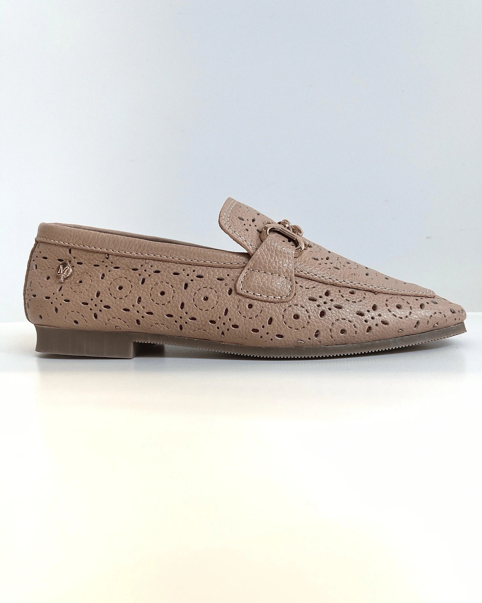 MOCASIN EN CUERO CALADO TAUPE