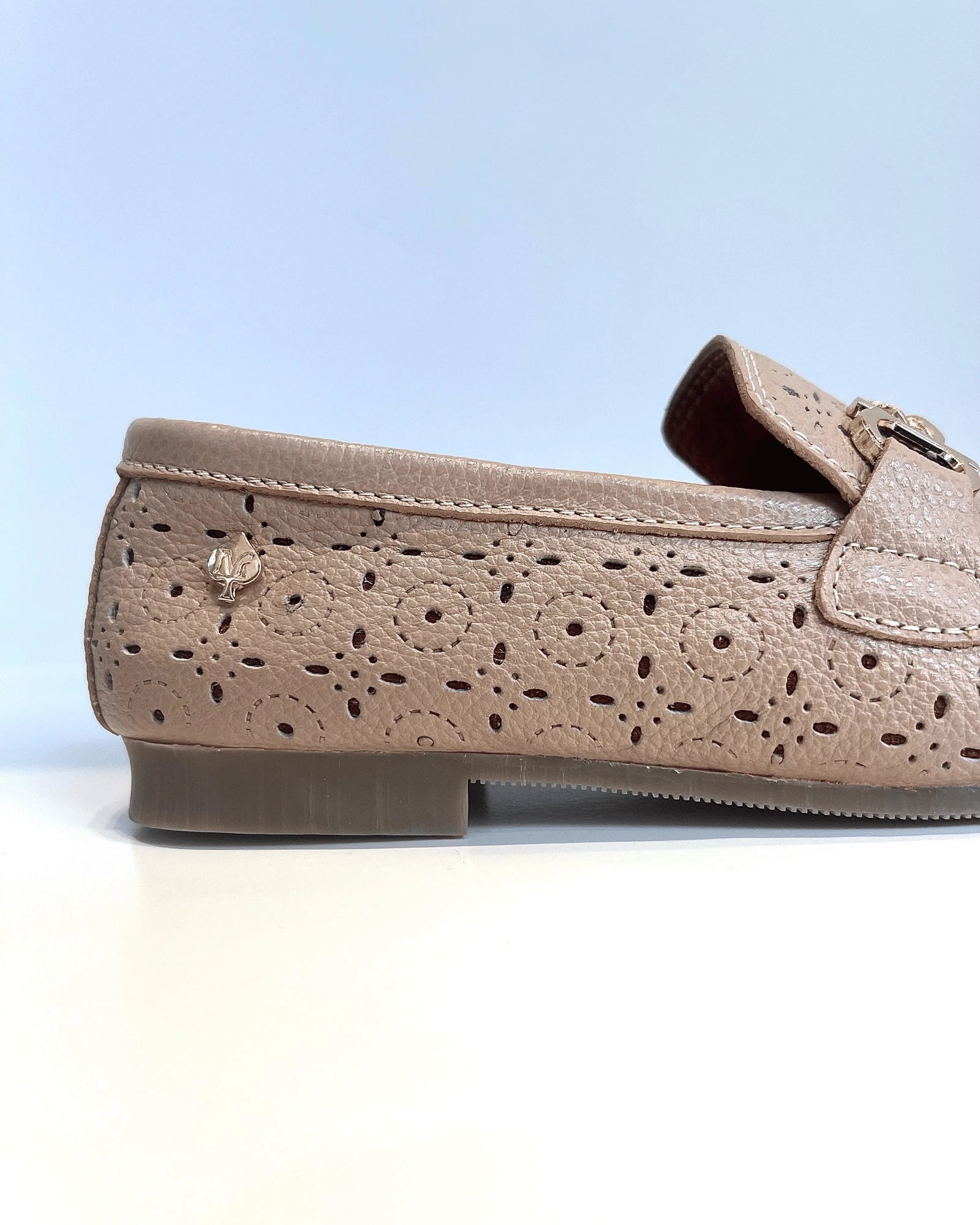 MOCASIN EN CUERO CALADO TAUPE