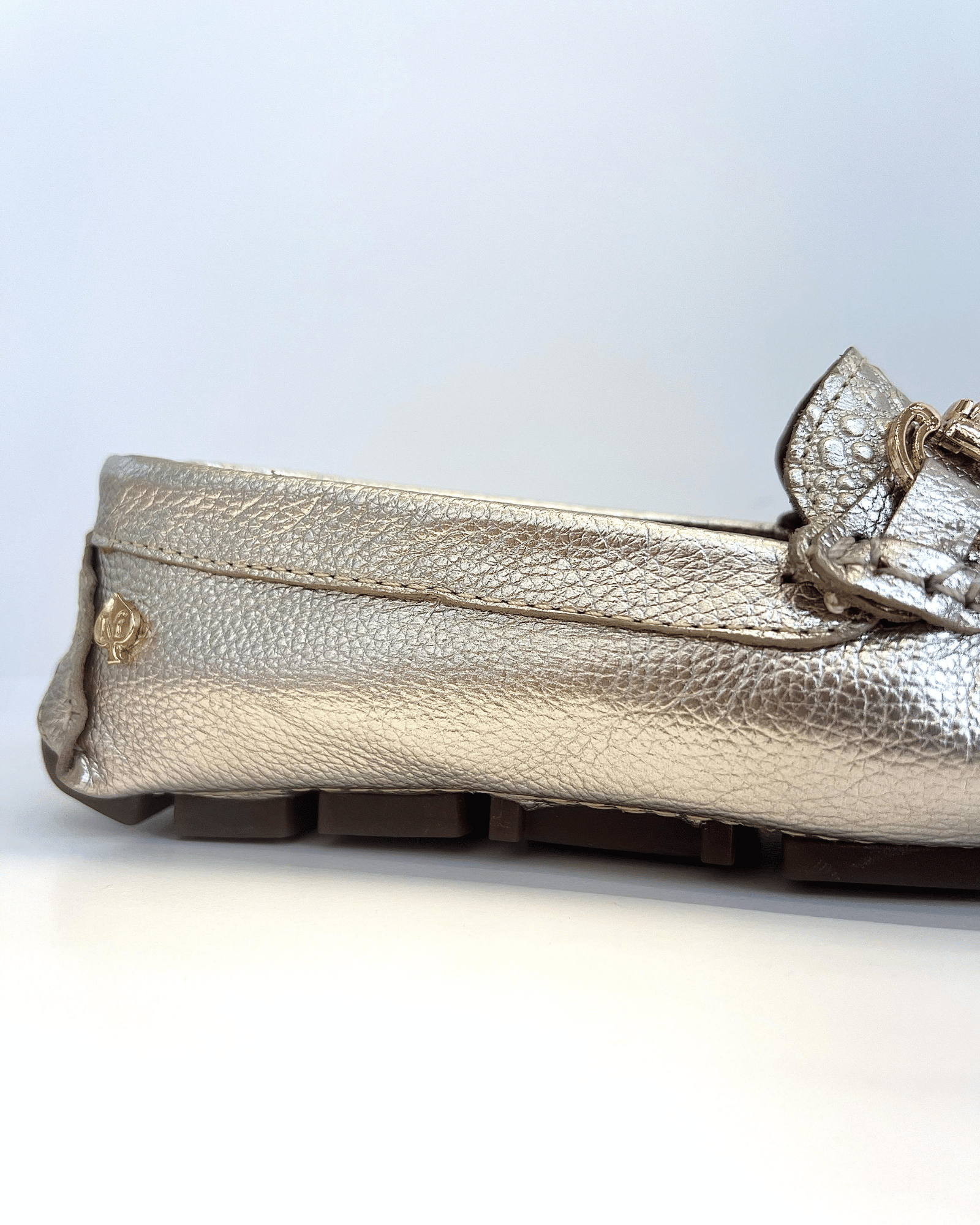 MOCASIN DORADO HERRAJE METALICO