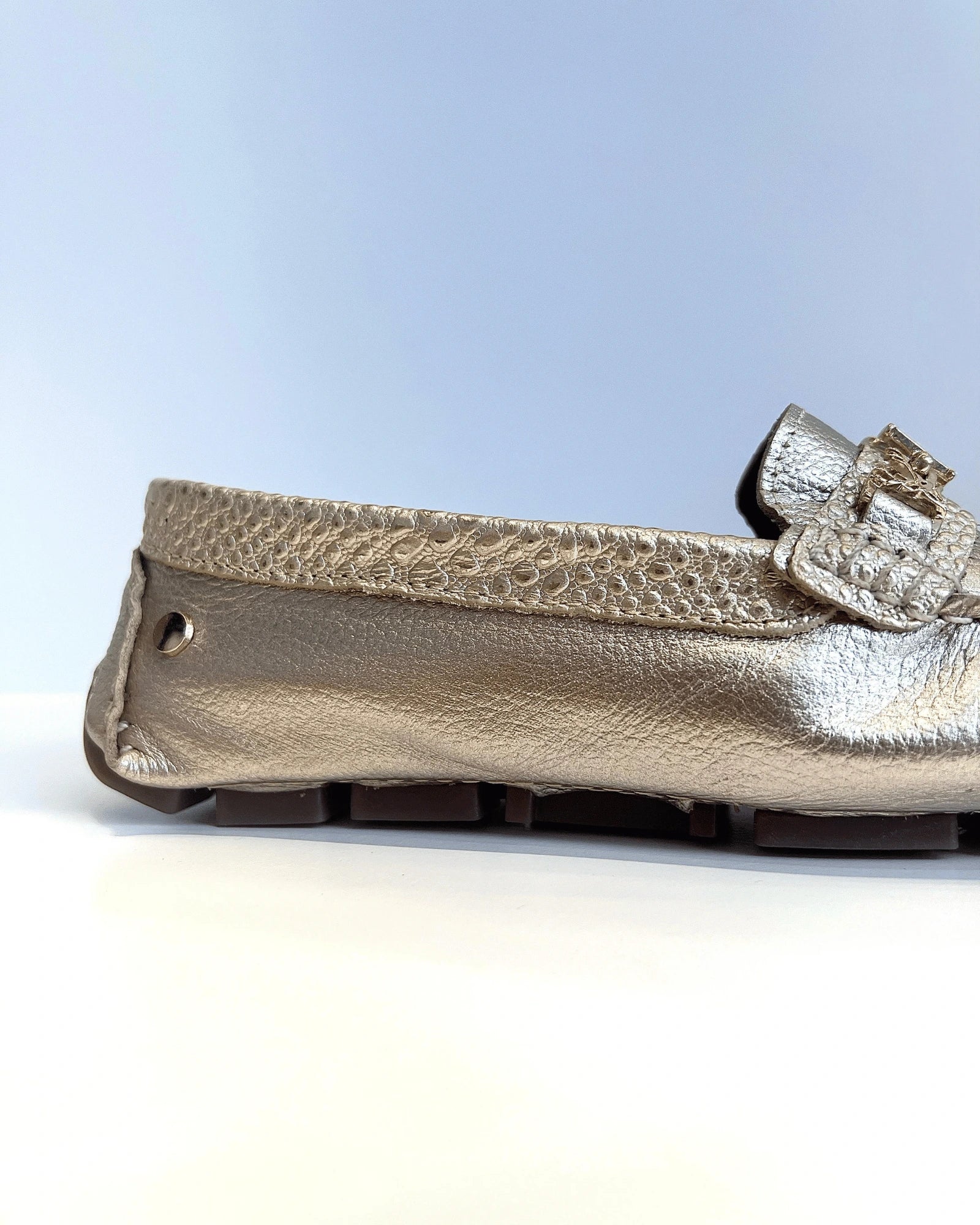 MOCASIN DORADO HERRAJE MATALICO