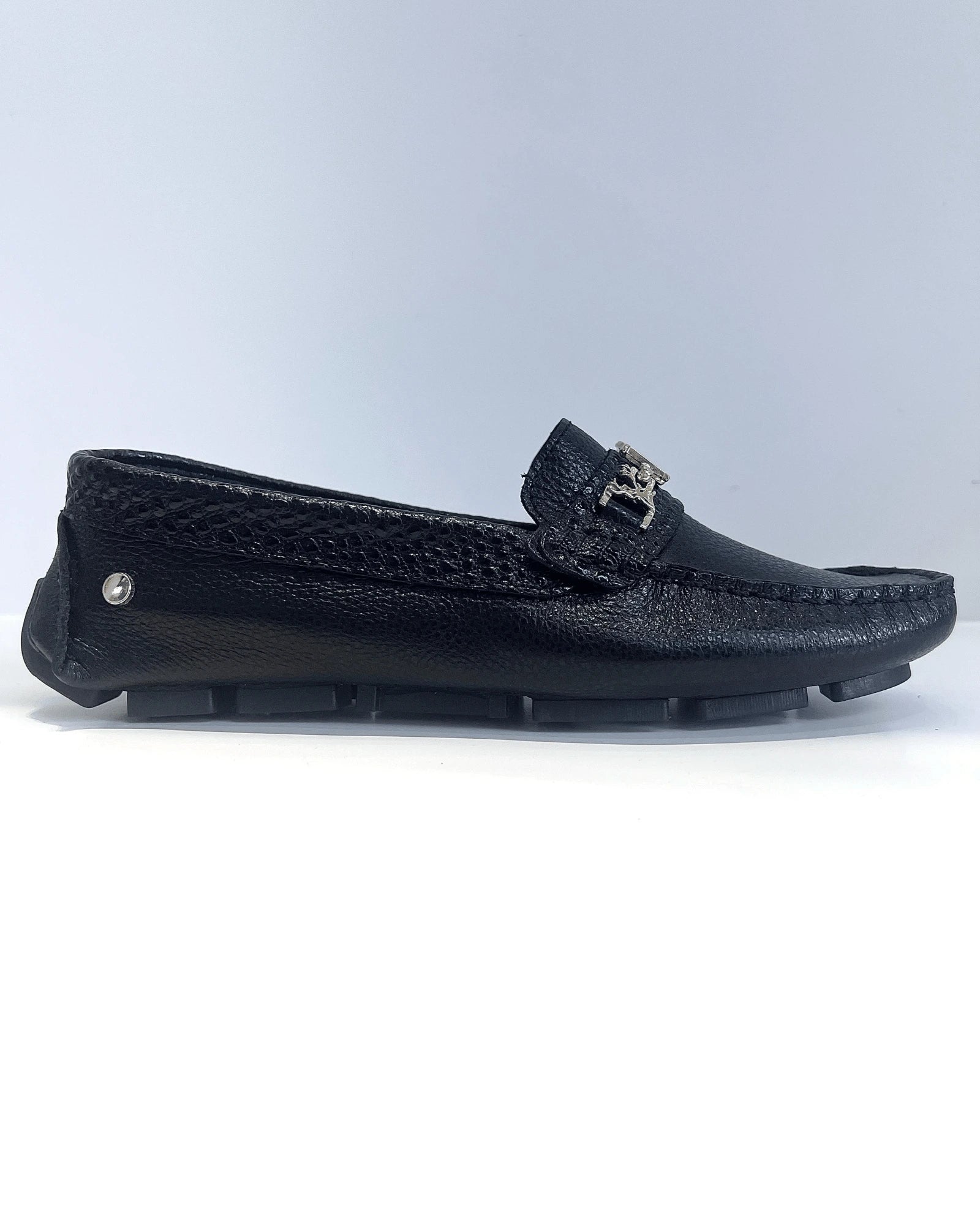 MOCASIN NEGRO HERRAJE MATALICO