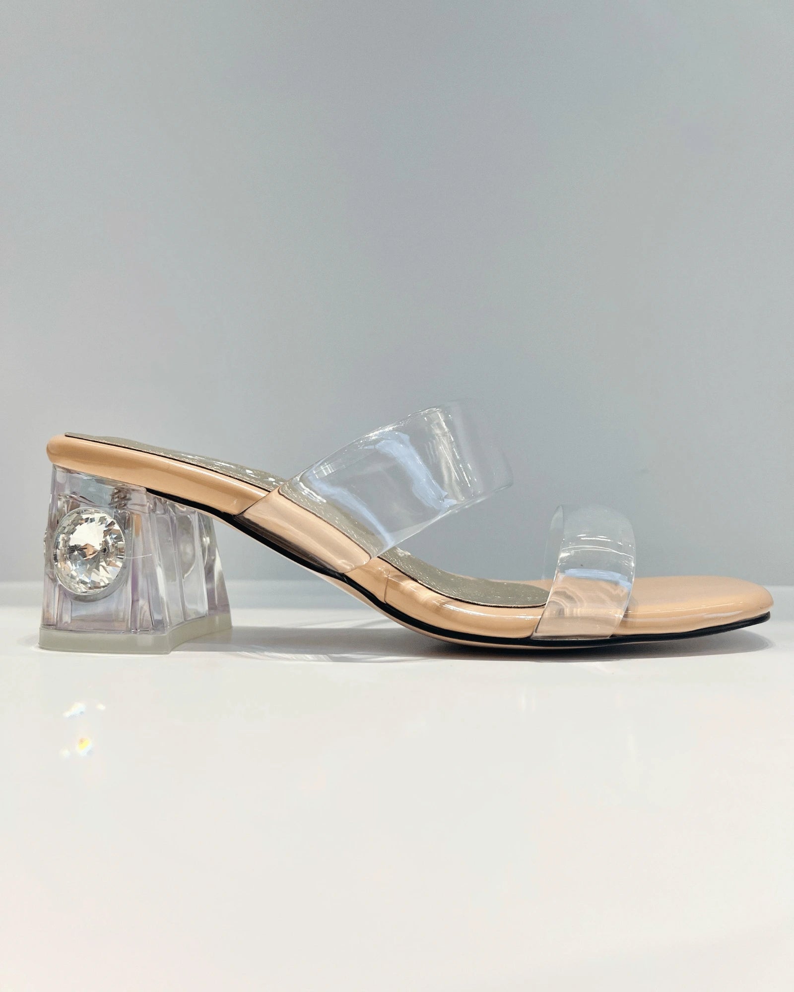 VAL400AMA SANDALIA DE TACON  MEDIO CON PIEDRA CAMEL