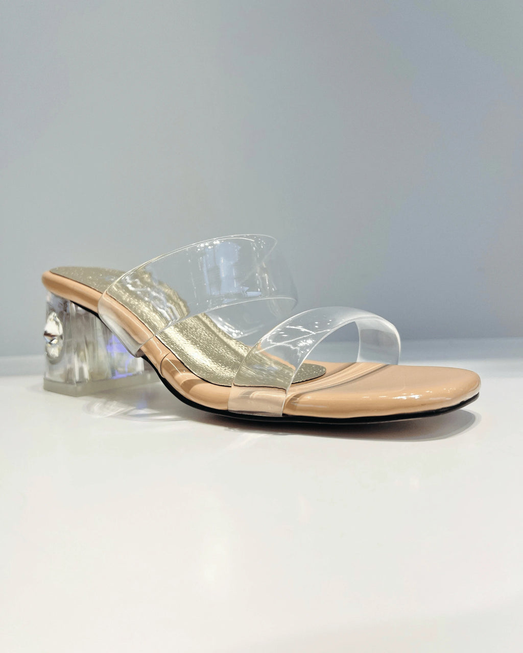 VAL400AMA SANDALIA DE TACON  MEDIO CON PIEDRA CAMEL