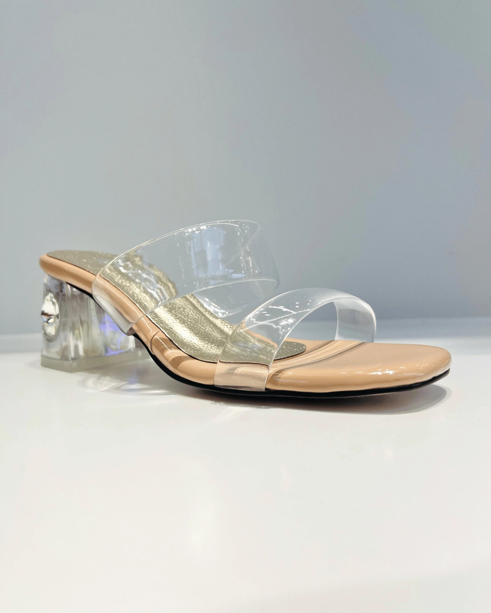 VAL400AMA SANDALIA DE TACON  MEDIO CON PIEDRA CAMEL