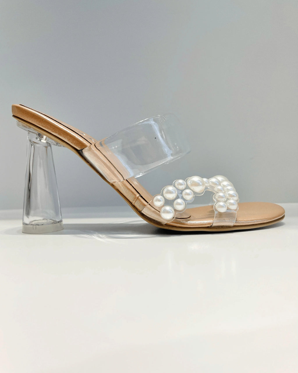 TACON TRANSPARENTE CON DETALLES DE PERLAS