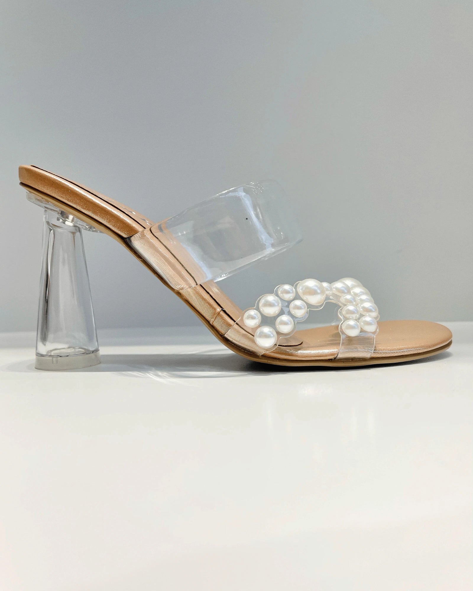 TACON TRANSPARENTE CON DETALLES DE PERLAS