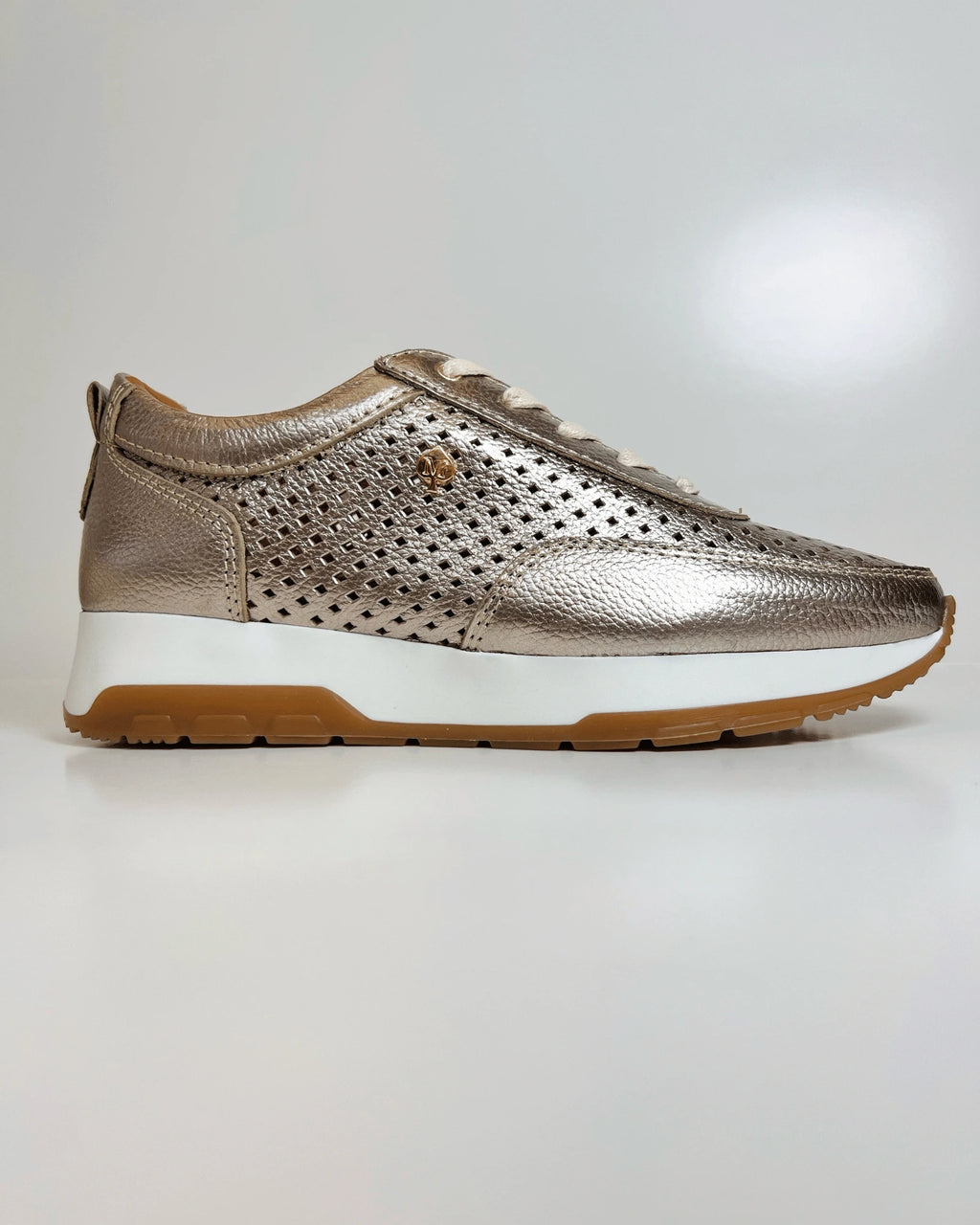 MR2023DOR TENIS DORADO CASUAL CON DISENO PERFORADO
