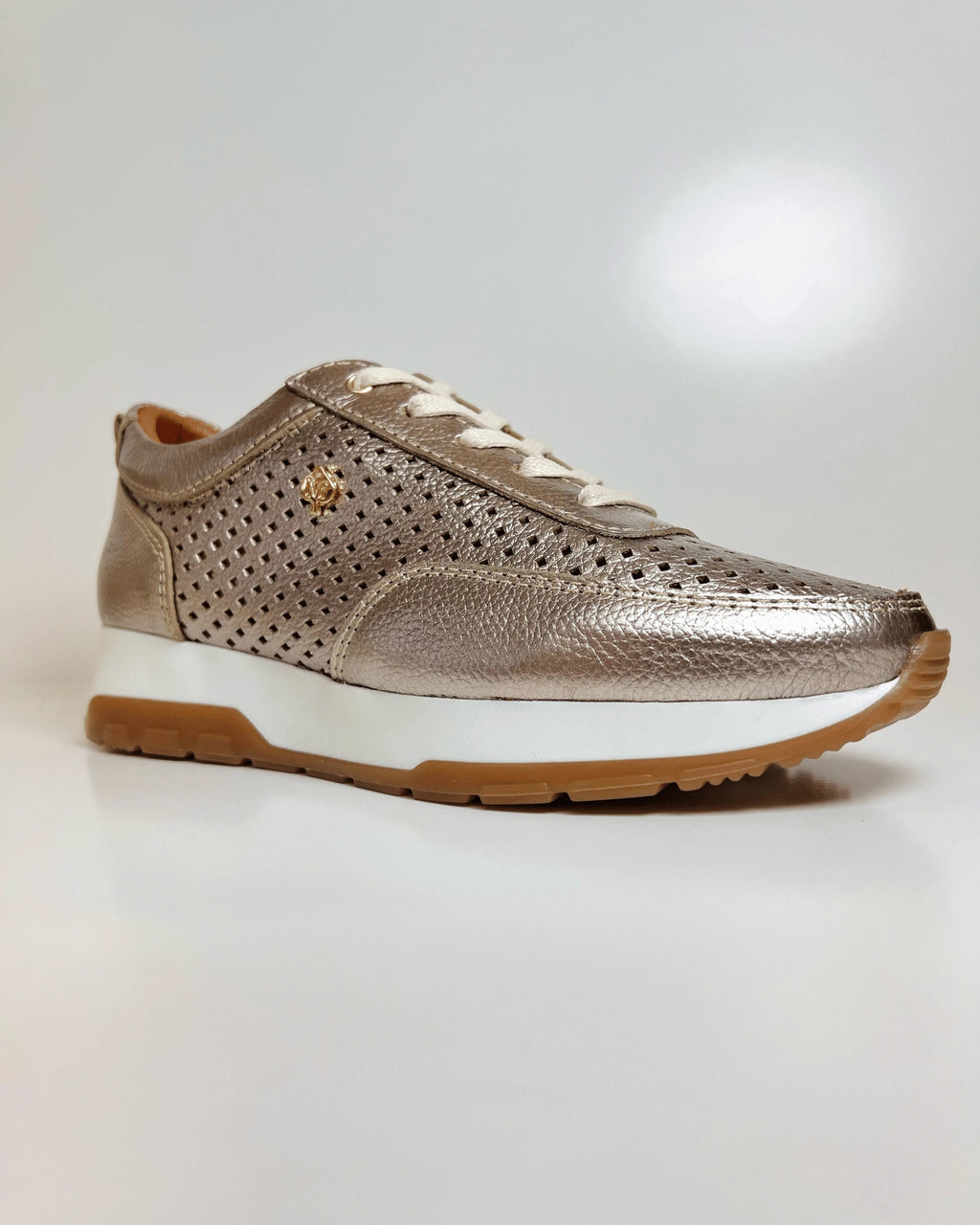 MR2023DOR TENIS DORADO CASUAL CON DISENO PERFORADO