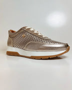 MR2023DOR TENIS DORADO CASUAL CON DISENO PERFORADO