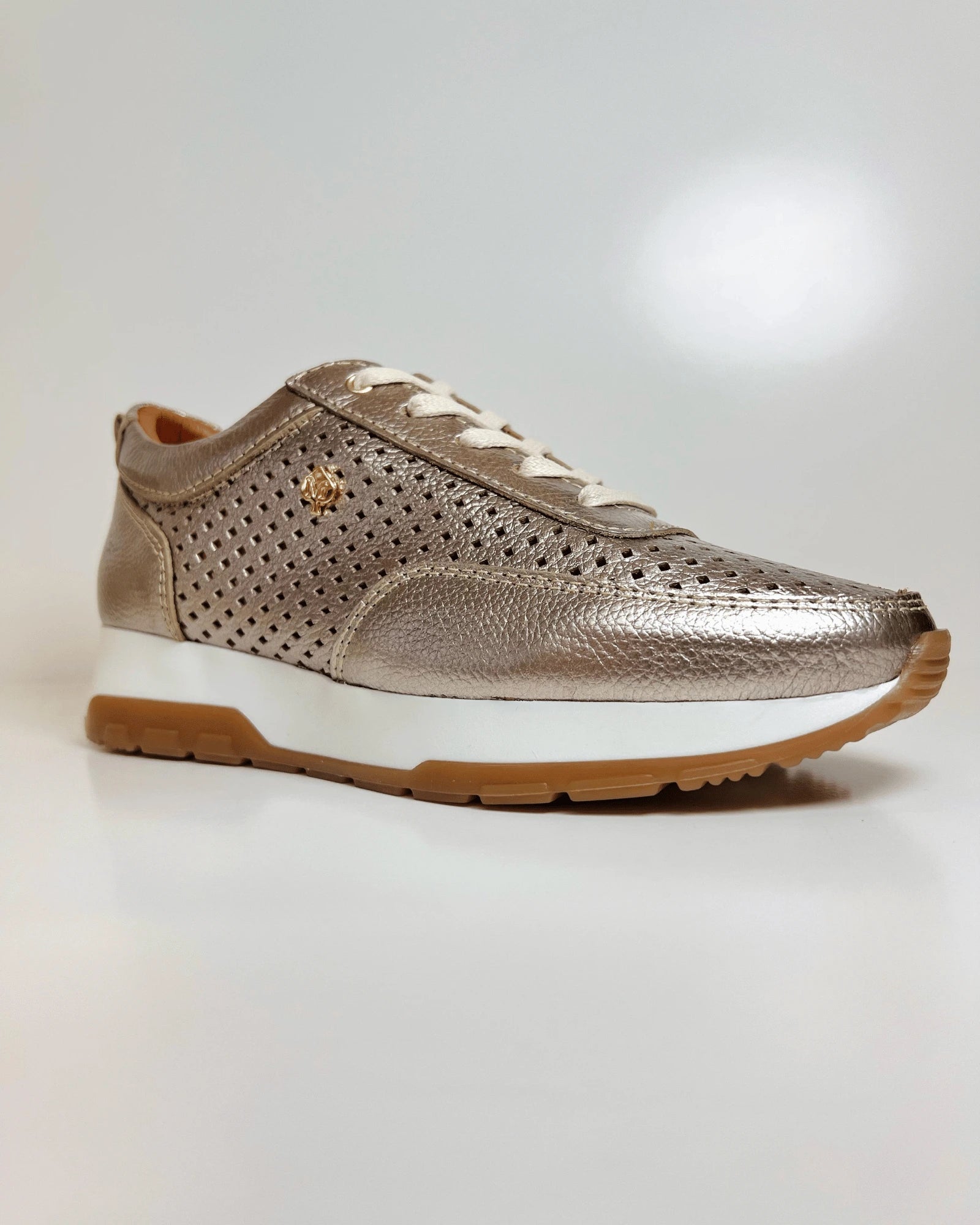 MR2023DOR TENIS DORADO CASUAL CON DISENO PERFORADO