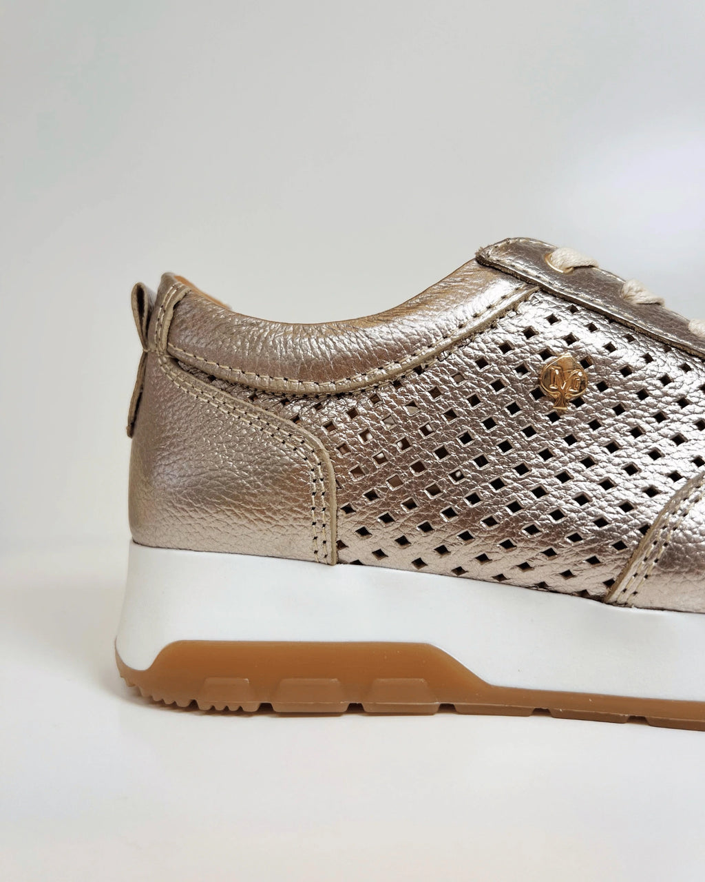 MR2023DOR TENIS DORADO CASUAL CON DISENO PERFORADO