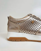 MR2023DOR TENIS DORADO CASUAL CON DISENO PERFORADO