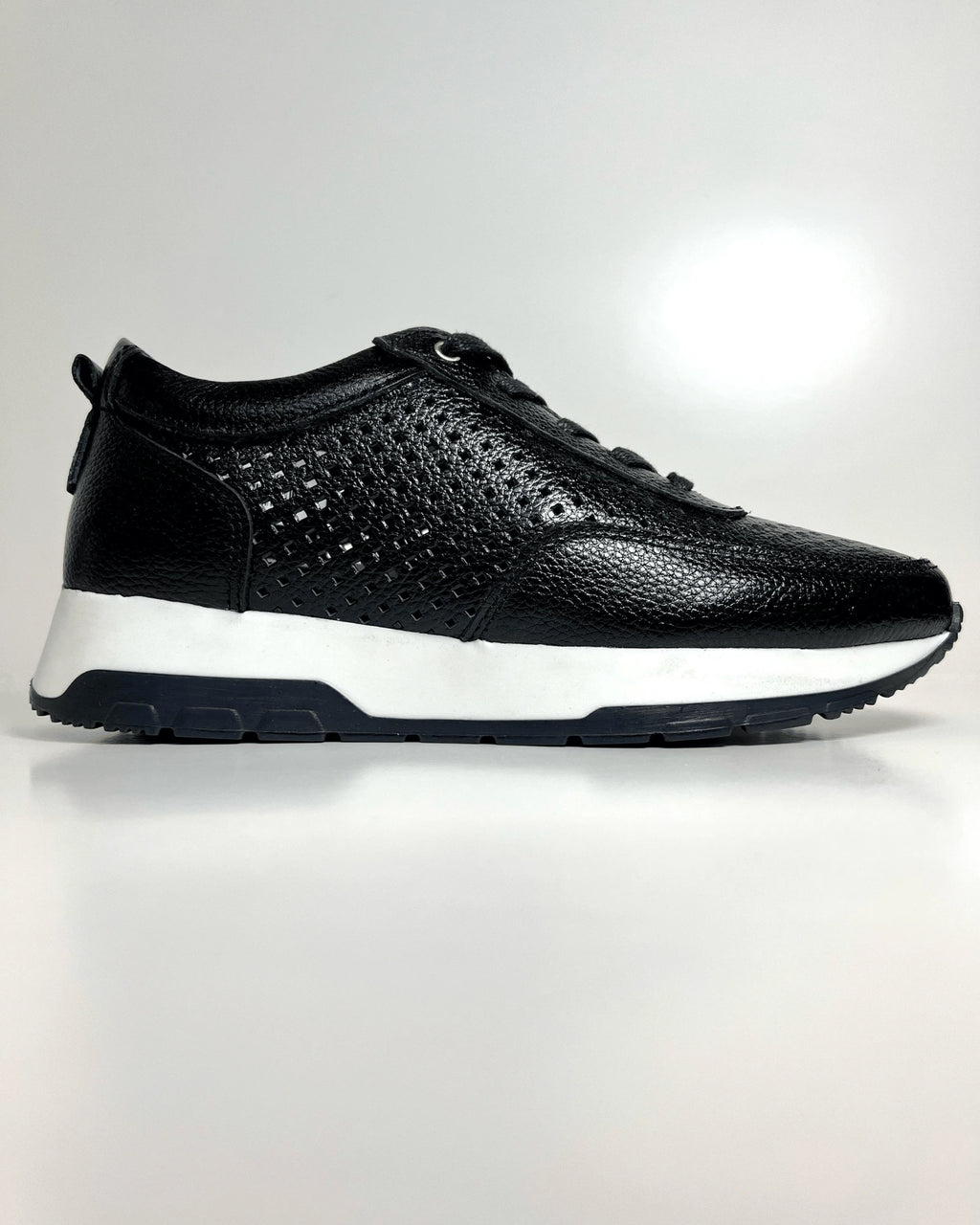 MR2023NEG TENIS NEGRO CASUAL CON DISENO PERFORADO