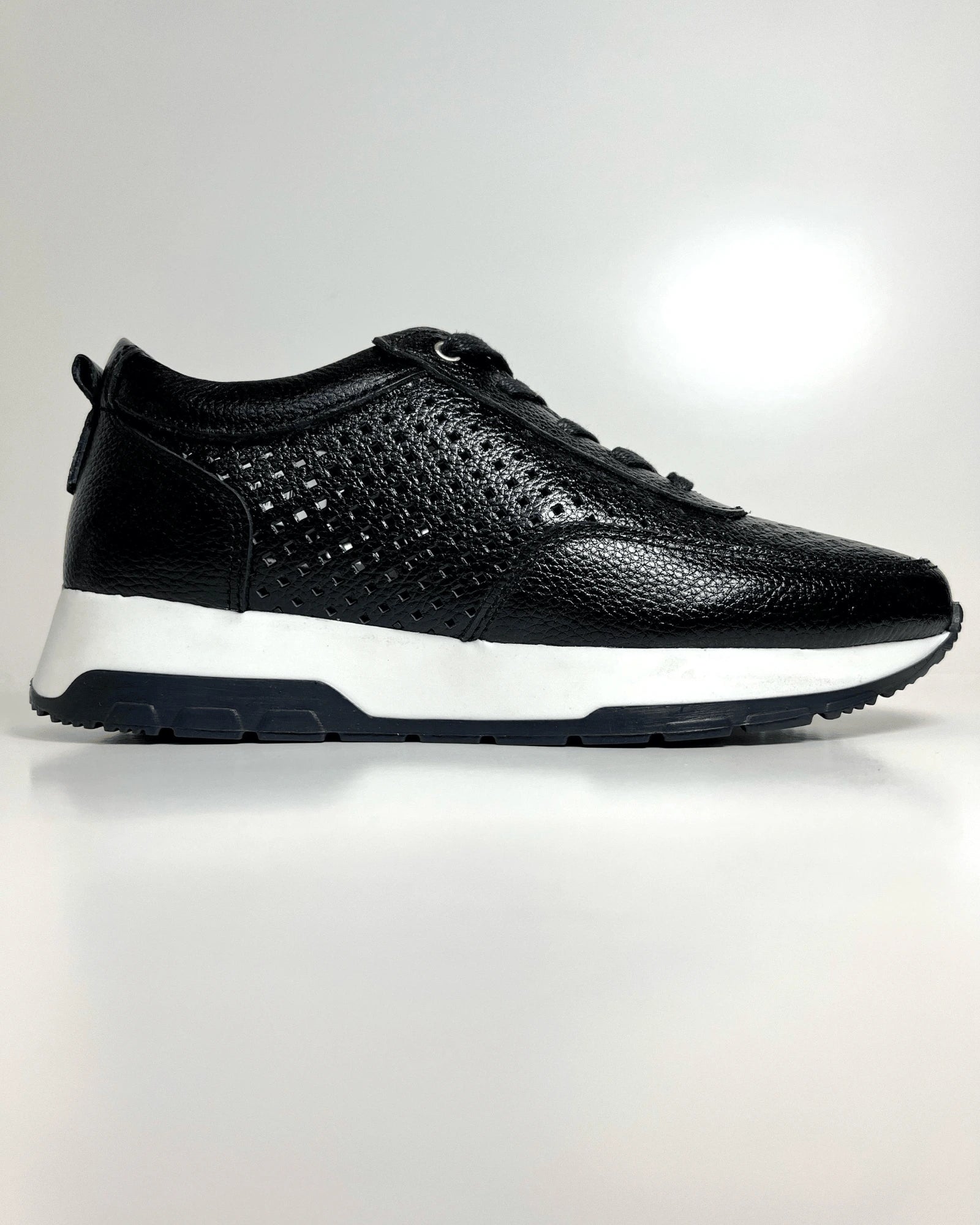MR2023NEG TENIS NEGRO CASUAL CON DISENO PERFORADO