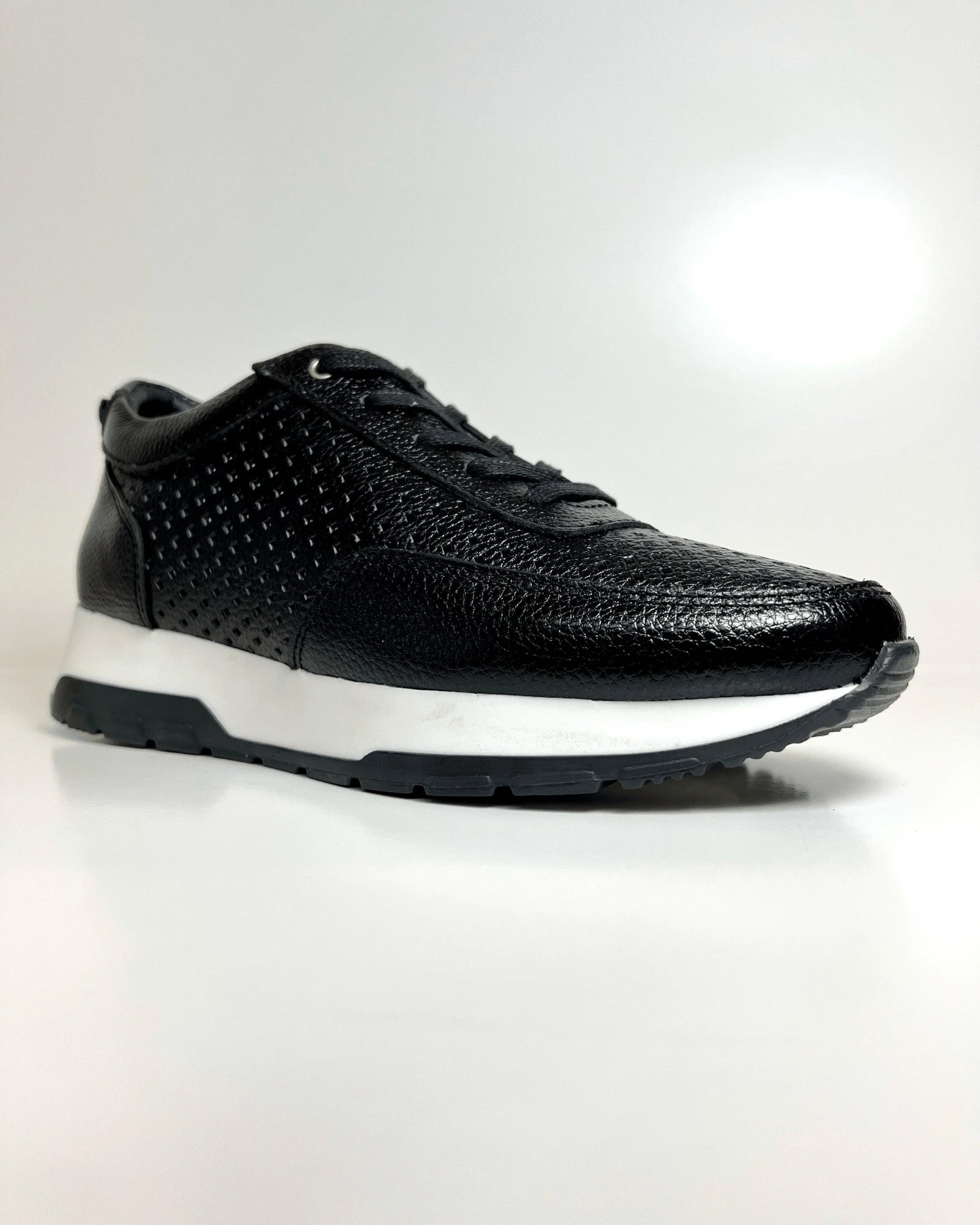 MR2023NEG TENIS NEGRO CASUAL CON DISENO PERFORADO