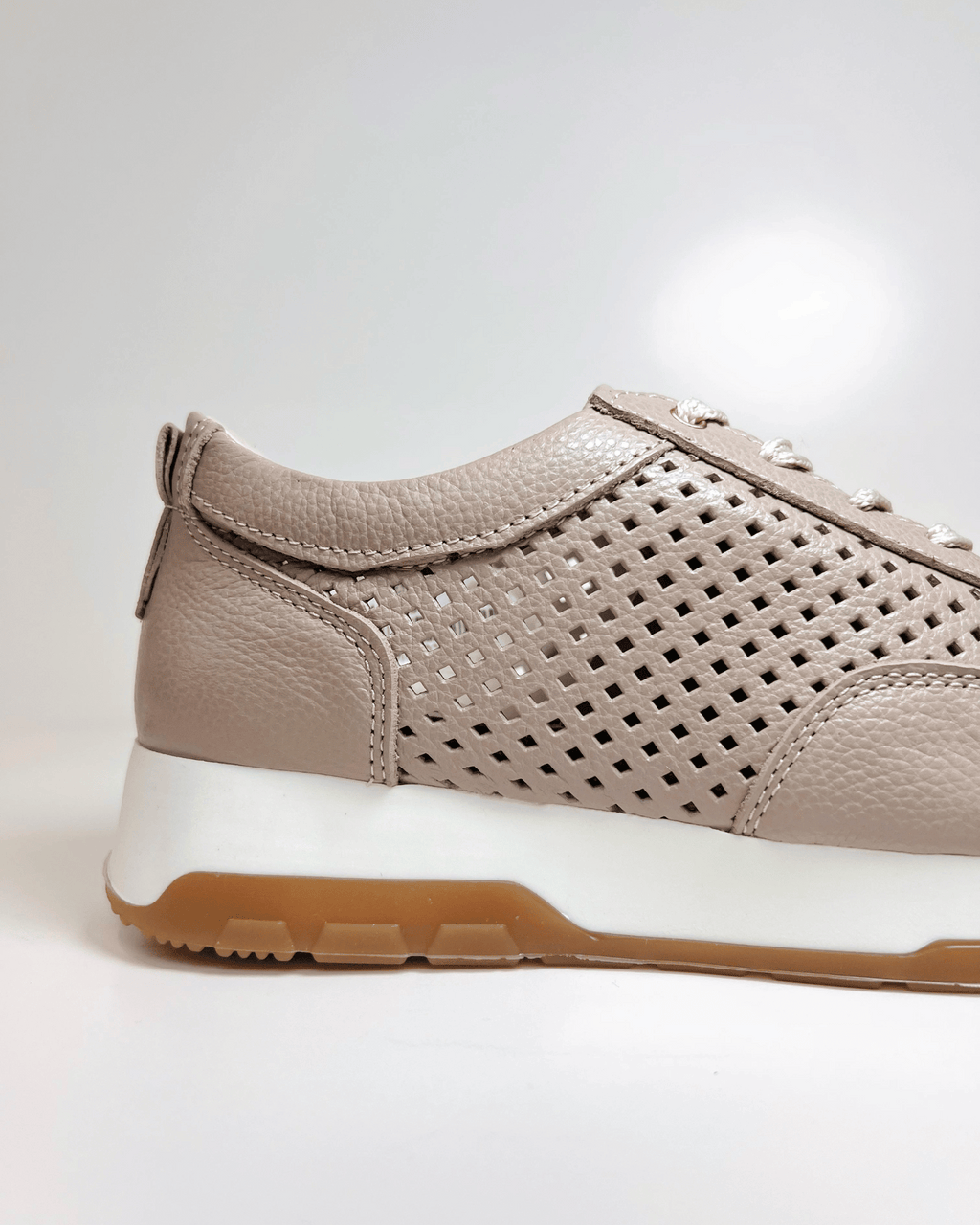 MR2023TAU TENIS BEIGE CASUAL CON DISENO PERFORADO