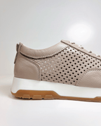 MR2023TAU TENIS BEIGE CASUAL CON DISENO PERFORADO