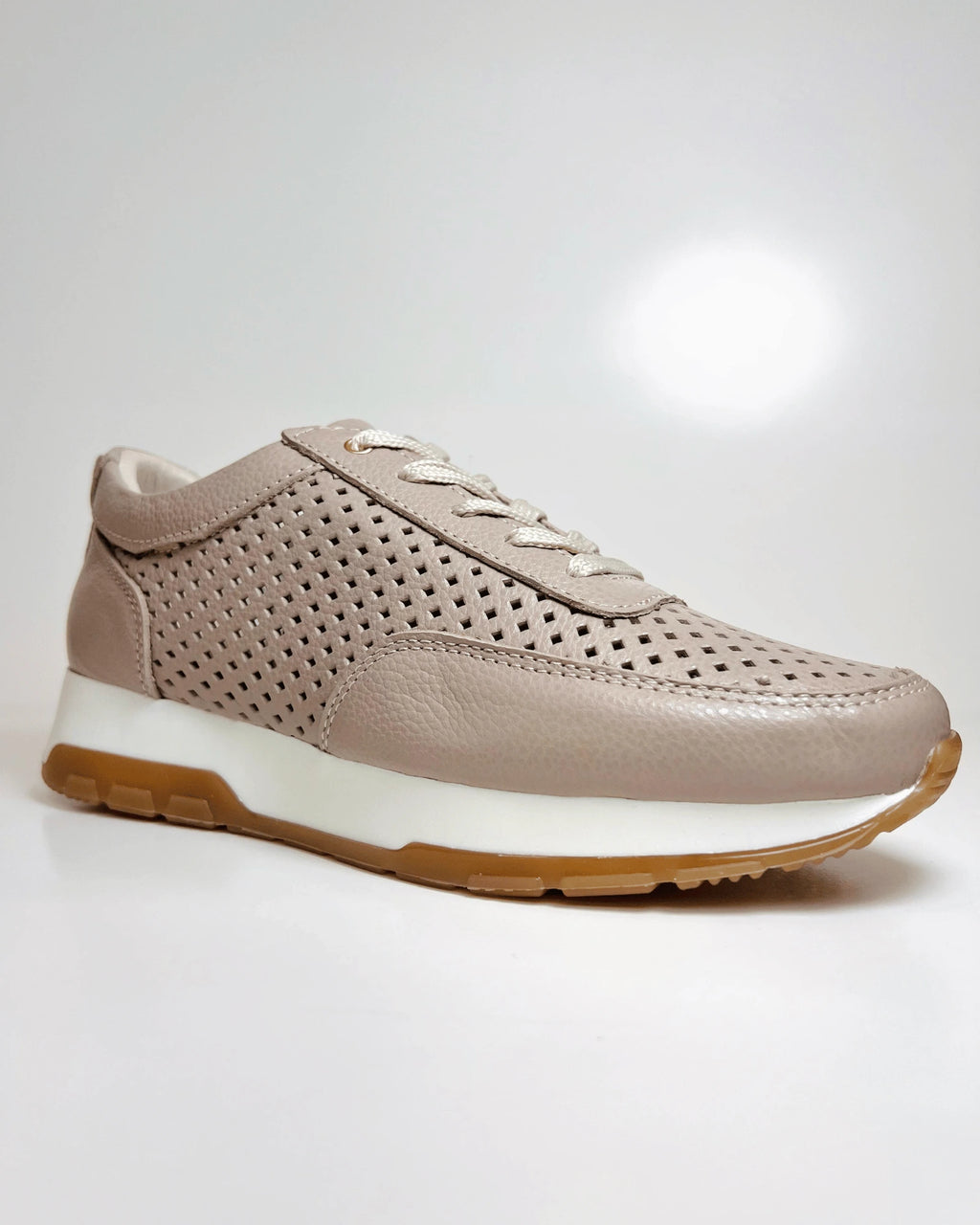 MR2023TAU TENIS BEIGE CASUAL CON DISENO PERFORADO