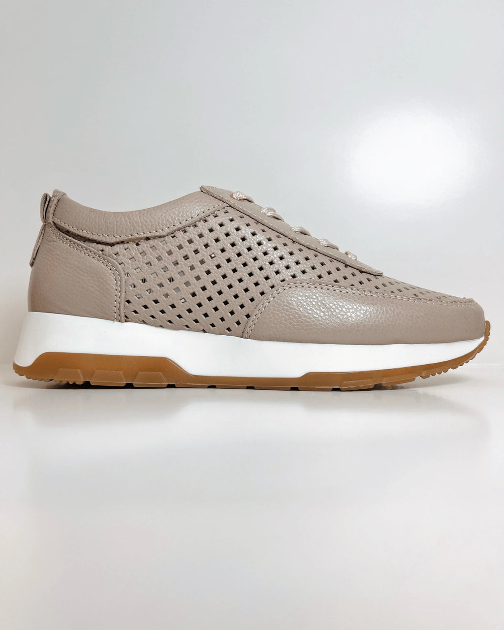 MR2023TAU TENIS BEIGE CASUAL CON DISENO PERFORADO