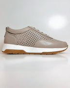 MR2023TAU TENIS BEIGE CASUAL CON DISENO PERFORADO