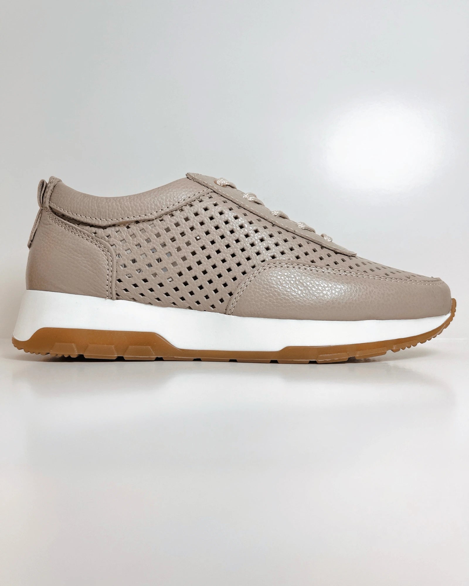 MR2023TAU TENIS BEIGE CASUAL CON DISENO PERFORADO
