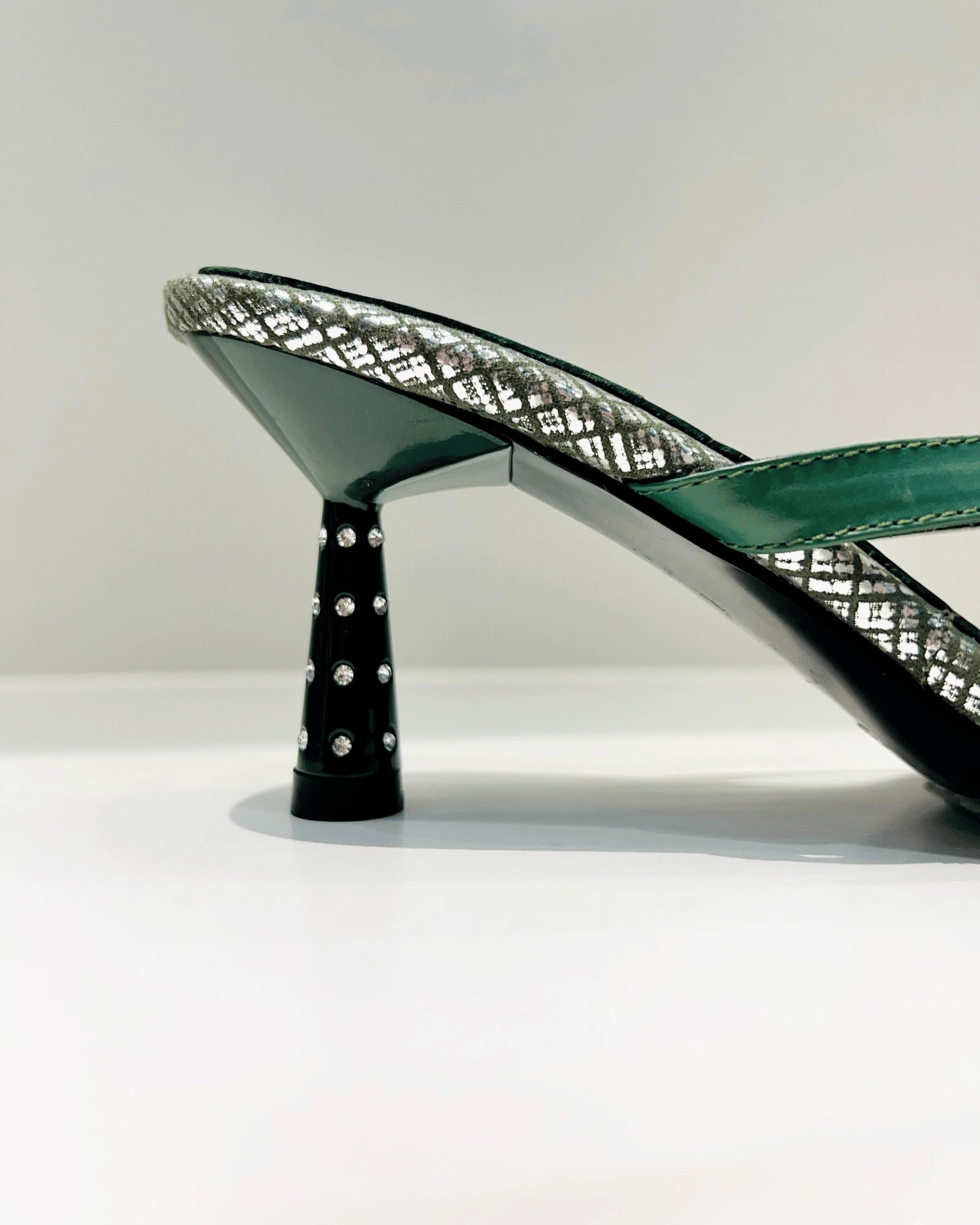 VAL408VER SANDALIA DE TACON PIEDRAS VERDE