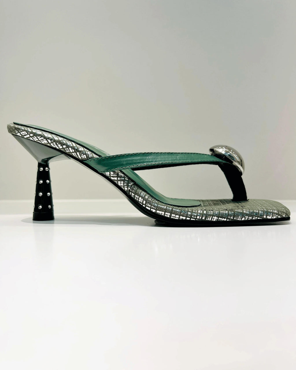 VAL408VER SANDALIA DE TACON PIEDRAS VERDE