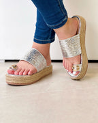SANDALIA PLATAFORMA YUTE CON DETALLE METALICO